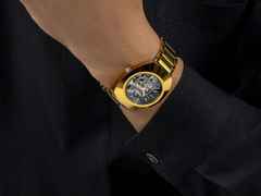 Rado DiaStar Original Skeleton Automatik Edelstahl Gelbgold-PVD 38mm skelettiertes Zifferblatt Metallband – Damenuhren Uhr ohne Datum aus Edelstahl und PVD beschichtet. Das Gehäuse ist oval und gelbgold. Das Edelstahlarmband ist gelbgold. Das Zifferblatt ist ein Index in grau. – Ansicht 6