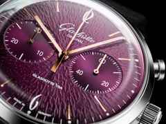 Glashütte Original Sixties Chronograph Jahresedition 2026 Automatik Edelstahl 42mm violettes Zifferblatt schwarzes Textilband – Herrenuhren Chronograph aus Edelstahl. Das Gehäuse ist rund und silber. Das Textilarmband ist schwarz. Das Zifferblatt ist arabisch Index und lila. – Ansicht 4