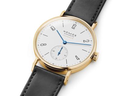 Nomos Glashütte Tangente Gold Neomatik Automatik Gelbgold 35mm weißes Zifferblatt schwarzes Lederband – Damenuhren Uhr ohne Datum aus 750 Gelbgold und Leder. Das Gehäuse ist rund und gelbgold. Das Lederarmband ist schwarz. Das Zifferblatt ist arabisch Index und weiß. – Ansicht 3