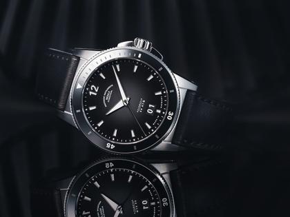 Mühle Glashütte Sportivo  Großdatum Automatik Edelstahl 42,5mm schwarzes Zifferblatt schwarzes Leder-Kautschukband – Herrenuhren Uhr mit Datum aus Edelstahl, Keramik und Leder. Das Gehäuse ist rund und silber. Das Kautschuk / Kunststoff / Silikon Armband ist schwarz. Das Zifferblatt ist arabisch Index und schwarz. – Ansicht 2