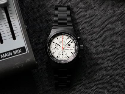 Porsche Design Chronograph 1 - F.A.T. 2025 Edition – Herrenuhren Chronograph aus Titan und Titancarbid beschichtet. Das Gehäuse ist rund und schwarz. Das Titanarmband ist schwarz. Das Zifferblatt ist ein Index in weiß. – Ansicht 11