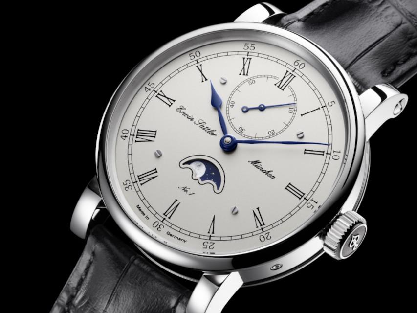 Erwin Sattler Classica Lunaris Automatik Edelstahl 44mm silbernes Zifferblatt schwarzes Lederband – Herrenuhren Uhr ohne Datum aus Edelstahl. Das Gehäuse ist rund und silber. Das Lederarmband ist schwarz. Das Zifferblatt ist ein Index in silber. – Ansicht 3
