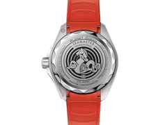 Omega Seamaster Planet Ocean 6000M Ultra Deep Automatik Edelstahl 45,5mm oranges Zifferblatt Kautschukband – Herrenuhren Uhr ohne Datum aus Edelstahl, Keramik und Titan. Das Gehäuse ist rund und silber. Das Kautschuk / Kunststoff / Silikon Armband ist schwarz. Das Zifferblatt ist arabisch Index und grau. – Ansicht 2