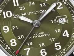 Hamilton Khaki Field Automatik Edelstahl 42mm grünes Zifferblatt Metallband – Herrenuhren Uhr ohne Datum aus Edelstahl. Das Gehäuse ist rund und silber. Das Edelstahlarmband ist silber. Das Zifferblatt ist arabisch und grün. – Ansicht 3