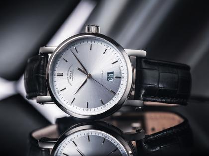 Mühle Glashütte Teutonia IV Großdatum Edition 1994 Automatik Edelstahl 41mm eisblaues Zifferblatt schwarzes Lederband – Herrenuhren Uhr mit Datum aus Edelstahl. Das Gehäuse ist rund und silber. Das Lederarmband Kroko / Alligator ist schwarz. Das Zifferblatt ist ein Index in blau. – Ansicht 5