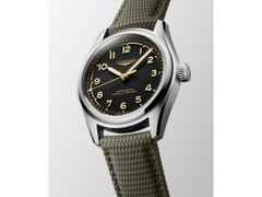 Longines Spirit Pilot Automatik Edelstahl 39mm schwarzes Zifferblatt grünes Textilband – Herrenuhren Uhr ohne Datum aus Edelstahl. Das Gehäuse ist rund und silber. Das Textilarmband ist grün. Das Zifferblatt ist arabisch und schwarz. – Ansicht 2