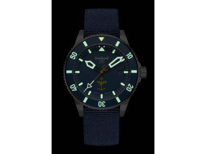 Hanhart Fly Navy Aerosphere MFG3 Automatik Edelstahl 42mm blaues Zifferblatt blaues Textilband limitiert – Herrenuhren Uhr mit Datum aus Edelstahl und Keramik. Das Gehäuse ist rund und silber. Das Textilarmband ist blau. Das Zifferblatt ist arabisch und blau. – Ansicht 5