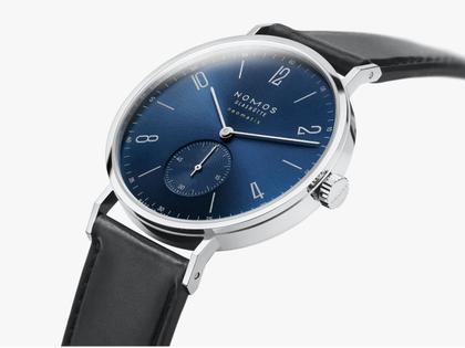 Nomos Glashütte Tangente 39 neomatik Blaugold Automatik Edelstahl 39mm blaues Zifferblatt schwarzes Lederband Glasboden – Herrenuhren Uhr ohne Datum aus Edelstahl. Das Gehäuse ist rund und silber. Das Lederarmband ist schwarz. Das Zifferblatt ist arabisch Index und blau. – Ansicht 2