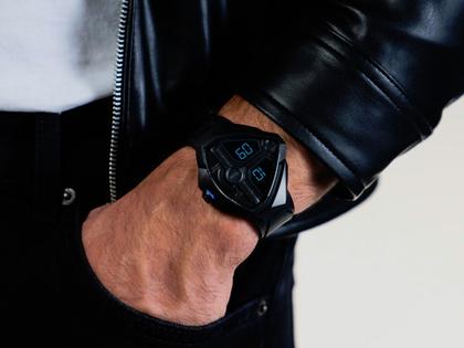 Hamilton Ventura Edge Dune Limited Edition Quarz Edelstahl PVD-Schwarz 51x47mm schwarzes Zifferblatt Kautschukband – Damenuhren Uhr ohne Datum aus Edelstahl, Kautschuk und PVD beschichtet. Das Gehäuse ist sonstige Form und schwarz. Das Kautschuk / Kunststoff / Silikon Armband ist schwarz. Das Zifferblatt ist digital und schwarz. – Ansicht 5