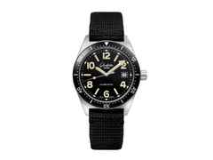 Glashütte Original SeaQ Automatik Edelstahl 40mm schwarzes Zifferblatt schwarzes Textilband mit Glasboden – Herrenuhren Uhr mit Datum aus Edelstahl. Das Gehäuse ist rund und silber. Das Textilarmband ist schwarz. Das Zifferblatt ist arabisch Index und schwarz.