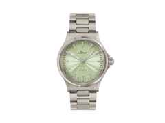 Sinn Spezialuhren 556 Salbei Automatik Edelstahl 38,5mm grünes Zifferblatt Metallband limitiert – Damenuhren Uhr ohne Datum aus Edelstahl. Das Gehäuse ist rund und silber. Das Edelstahlarmband ist silber. Das Zifferblatt ist ein Index in grün.