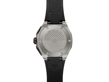TAG Heuer Formula 1 Chronograph Automatik Titan 44mm schwarzes Zifferblatt schwarzes Kautschukband – Herrenuhren Chronograph aus Aluminium, DLC beschichtet, Kautschuk und Titan. Das Gehäuse ist rund und grau. Das Kautschuk / Kunststoff / Silikon Armband ist schwarz. Das Zifferblatt ist ein Index in schwarz. – Ansicht 3