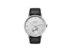 Nomos Glashütte Metro neomatik 39 Silvercut Automatik Edelstahl 39mm silberfarbenes Zifferblatt schwarzes Lederband – Herrenuhren Uhr ohne Datum aus Edelstahl. Das Gehäuse ist rund und silber. Das Lederarmband ist schwarz. Das Zifferblatt ist arabisch Index und silber.