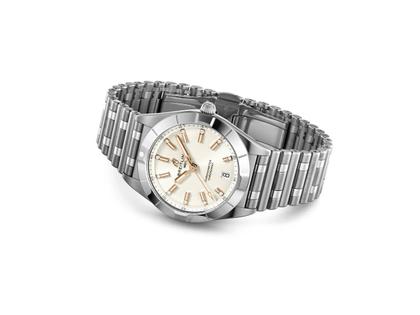 Breitling Chronomat 32 Quarz Edelstahl weißes Zifferblatt mit Brillanten Metallband – Damenuhren Uhr mit Datum aus Edelstahl. Das Gehäuse ist rund und silber. Das Edelstahlarmband ist silber. Das Zifferblatt ist ein Index in weiß. – Ansicht 2