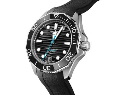 TAG Heuer Aquaracer Professional 300 Date Automatik Edelstahl 42mm schwarzes Zifferblatt schwarzes Kautschukband – Herrenuhren Uhr mit Datum aus Edelstahl und Keramik. Das Gehäuse ist rund und silber. Das Kautschuk / Kunststoff / Silikon Armband ist schwarz. Das Zifferblatt ist ein Index in schwarz. – Ansicht 2