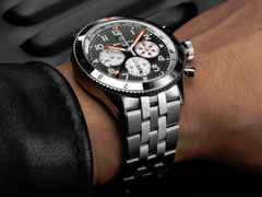 Breitling Super Avi B04 Chronograph GMT 46 Mosquito Automatik Edelstahl schwarzes Zifferblatt Metallband – Herrenuhren Chronograph aus Edelstahl und Keramik. Das Gehäuse ist rund und silber. Das Edelstahlarmband ist silber. Das Zifferblatt ist arabisch und schwarz. – Ansicht 5