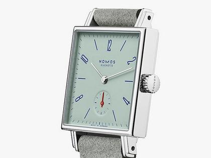 Nomos Glashütte Tetra Petit Four Matcha Handaufzug Edelstahl 29mm grünes Zifferblatt graues Lederband Stahlboden – Damenuhren Uhr ohne Datum aus Edelstahl. Das Gehäuse ist quadratisch und silber. Das Lederarmband ist grau. Das Zifferblatt ist arabisch Index und grün. – Ansicht 3