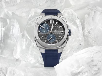 Alpina Alpiner Extreme Regulator Automatik Edelstahl 41mm graues Zifferblatt blaues Kautschukband – Herrenuhren Uhr ohne Datum aus Edelstahl und Kautschuk. Das Gehäuse ist rund und silber. Das Kautschuk / Kunststoff / Silikon Armband ist blau. Das Zifferblatt ist ein Index in grau. – Ansicht 7