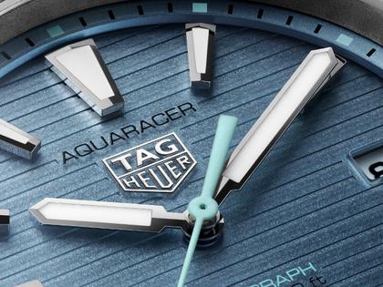 TAG Heuer Aquaracer Professional 200 Solargraph Titan 40mm blaues Zifferblatt Metallband – Herrenuhren Uhr mit Datum aus Titan. Das Gehäuse ist rund und grau. Das Titanarmband ist grau. Das Zifferblatt ist ein Index in blau. – Ansicht 4
