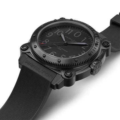 Hamilton BeLOWZERO Auto Limited Edition TENET Titan 46mm rote Zeigerspitze schwarzes Kautschukband – Herrenuhren Uhr ohne Datum aus Titan. Das Gehäuse ist rund und schwarz. Das Kautschuk / Kunststoff / Silikon Armband ist schwarz. Das Zifferblatt ist arabisch und schwarz. – Ansicht 2