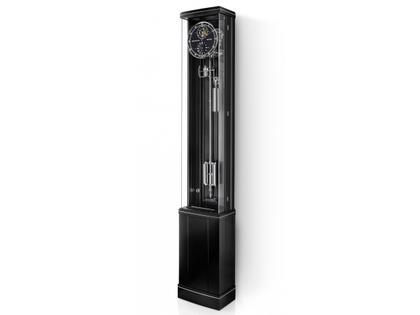 Erwin Sattler Präzisionspendeluhr Standuhr Illumina Secunda Carbon – Großuhren Standuhr aus . Das Gehäuse ist rechteckig und schwarz. Das Zifferblatt ist römisch Index und schwarz. – Ansicht 2