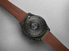Oris Big Crown ProPilot Altimeter Automatik Karbon 47mm schwarzes Zifferblatt grünes Textilband – Herrenuhren Uhr mit Datum aus Carbon, Leder, PVD beschichtet und Titan. Das Gehäuse ist rund und schwarz. Das Textilarmband ist grau. Das Zifferblatt ist arabisch Index und schwarz. – Ansicht 3