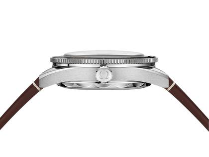 Omega Seamaster 300 Automatik Edelstahl 41mm schwarzes Zifferblatt braunes Lederband – Herrenuhren Uhr ohne Datum aus Aluminium und Edelstahl. Das Gehäuse ist rund und silber. Das Lederarmband ist braun. Das Zifferblatt ist arabisch Index und schwarz. – Ansicht 3
