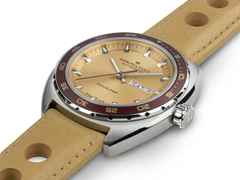 Hamilton American Classic Pan Europ Day Date Automatik Edelstahl 42 mm beiges Zifferblatt beiges Lederband – Herrenuhren Uhr mit Datum aus Edelstahl und Leder. Das Gehäuse ist rund und silber. Das Lederarmband ist beige. Das Zifferblatt ist ein Index in beige. – Ansicht 3