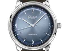 Glashütte Original Sixties Automatik Edelstahl 39mm blaues Zifferblatt braunes Textilband – Herrenuhren Uhr ohne Datum aus Edelstahl. Das Gehäuse ist rund und silber. Das Lederarmband ist braun. Das Zifferblatt ist arabisch Index und blau. – Ansicht 4