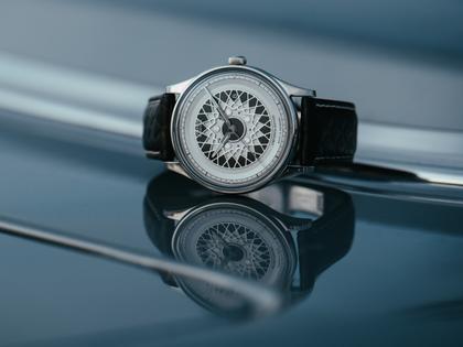 Union Glashütte Noramis Datum Deutschland Klassik 2024 Limitierte Edition Automatik Edelstahl 40mm Felgendesign Zifferblatt schwarzes Lederband – Herrenuhren Uhr mit Datum aus Edelstahl und Leder. Das Gehäuse ist rund und silber. Das Lederarmband ist schwarz. Das Zifferblatt ist ohne Zeichen und schwarz. – Ansicht 8