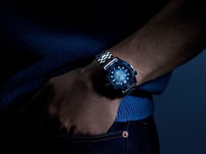Omega Seamaster Diver 300M Automatik Edelstahl 42mm blaues Zifferblatt Metallband Summer Blue – Herrenuhren Uhr mit Datum aus Edelstahl und Keramik. Das Gehäuse ist rund und silber. Das Edelstahlarmband ist silber. Das Zifferblatt ist ein Index in blau. – Ansicht 4