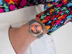 Hamilton Jazzmaster Open Heart Lady Automatik Edelstahl 36mm apricotfarbenes Zifferblatt Metalband – Damenuhren Uhr ohne Datum aus Edelstahl. Das Gehäuse ist rund und silber. Das Edelstahlarmband ist silber. Das Zifferblatt ist ein Index in orange. – Ansicht 6