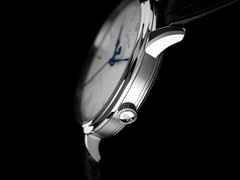 Glashütte Original Senator Excellence Automatik Edelstahl 40mm weißes ZIfferblatt schwarzes Lederband – Herrenuhren Uhr ohne Datum aus Edelstahl. Das Gehäuse ist rund und silber. Das Lederarmband Kroko / Alligator ist schwarz. Das Zifferblatt ist römisch Index und silber. – Ansicht 2