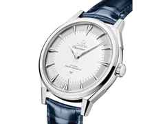 Omega Constellation Observatory Automatik Weißgold 39mm silbernes Zifferblatt blaues Lederband – Herrenuhren Uhr ohne Datum aus 750 Weißgold, Edelstahl und Leder. Das Gehäuse ist rund und silber. Das Lederarmband Kroko / Alligator ist blau. Das Zifferblatt ist ein Index in silber. – Ansicht 2