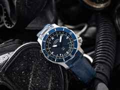 Mühle Glashütte Seebataillon GMT Automatik Titan 45mm blaues Zifferblatt blaues Kautschukband – Herrenuhren Uhr mit Datum aus Kautschuk und Titan. Das Gehäuse ist rund und silber. Das Kautschuk / Kunststoff / Silikon Armband ist blau. Das Zifferblatt ist ein Index in blau. – Ansicht 6
