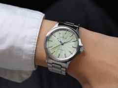 Sinn Spezialuhren 556 Salbei Automatik Edelstahl 38,5mm grünes Zifferblatt braunes Textilband limitiert – Damenuhren Uhr ohne Datum aus Edelstahl. Das Gehäuse ist rund und silber. Das Textilarmband ist braun. Das Zifferblatt ist ein Index in grün. – Ansicht 5