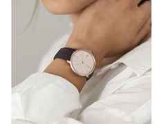Junghans Meister fein Kleine Automatic Edelstahl PVD-Gelbgold 35mm rosa Zifferblatt auberginefarbenes Lederband – Damenuhren Uhr mit Datum aus Edelstahl und PVD beschichtet. Das Gehäuse ist rund und gelbgold. Das Lederarmband ist lila. Das Zifferblatt ist ein Index in rosa. – Ansicht 2