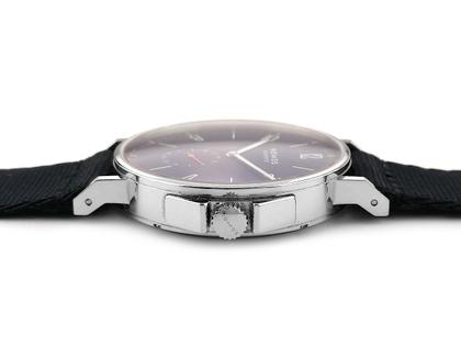 Nomos Glashütte Ahoi Atlantik Automatik Edelstahl 40mm Glasboden Ref. 557 Full Set Occasion Neu – Herrenuhren Uhr ohne Datum aus Edelstahl. Das Gehäuse ist rund und silber. Das Textilarmband ist blau. Das Zifferblatt ist arabisch Index und blau. – Ansicht 3