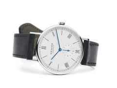 Nomos Glashütte Ludwig 38 Datum Handaufzug Edelstahl weißes Zifferblatt schwarzes Lederband Glasboden – Herrenuhren Uhr mit Datum aus Edelstahl und Leder. Das Gehäuse ist rund und silber. Das Lederarmband ist schwarz. Das Zifferblatt ist römisch Index und weiß. – Ansicht 3