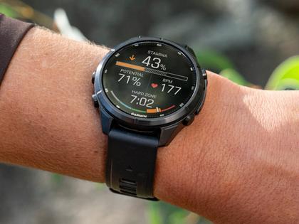 Garmin Fenix 9 Pro inReach Titan 43mm digitales Display schwarzes Silikonband – Herrenuhren Uhr Multifunktion aus Kautschuk und Titan. Das Gehäuse ist rund und schwarz. Das Kautschuk / Kunststoff / Silikon Armband ist schwarz. Das Zifferblatt ist digital und schwarz. – Ansicht 7