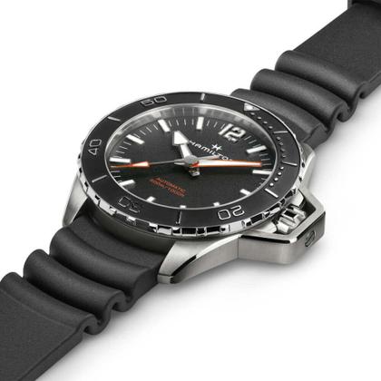 Hamilton Khaki Navy Frogman Automatik Edelstahl 46mm schwarzes Zifferblatt Kautschukband – Herrenuhren Uhr ohne Datum aus Edelstahl und Kautschuk. Das Gehäuse ist rund und silber. Das Kautschuk / Kunststoff / Silikon Armband ist schwarz. Das Zifferblatt ist arabisch Index und schwarz. – Ansicht 3