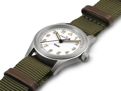 Hamilton Khaki Field Quartz Edelstahl 33mm weißes Zifferblatt grünes NATO-Textilband – Damenuhren Uhr ohne Datum aus Edelstahl. Das Gehäuse ist rund und grau. Das Textilarmband ist grün. Das Zifferblatt ist ein Index in weiß. – Ansicht 2