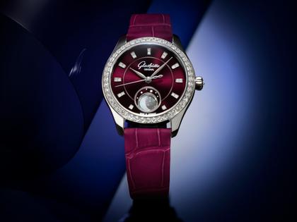Glashütte Original Lady Serenade Luna Purpursamt Automatik Edelstahl 32,5mm violettes Zifferblatt violettes Lederband – Damenuhren Uhr ohne Datum aus 750 Weißgold, Edelstahl und Leder. Das Gehäuse ist rund und silber. Das Lederarmband Kroko / Alligator ist lila. Das Zifferblatt ist ein Index in lila. – Ansicht 8