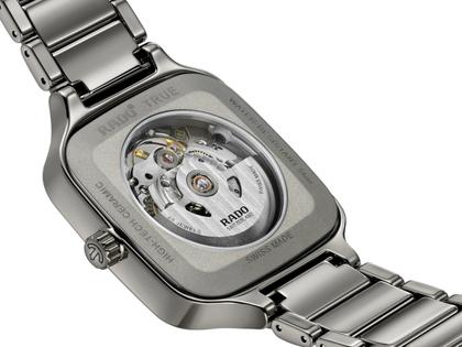 Rado True Square Open Heart Automatik Keramik 38mm graues Zifferblatt graues Keramikband – Herrenuhren Uhr ohne Datum aus Keramik und Titan. Das Gehäuse ist quadratisch und grau. Das Keramikarmband ist grau. Das Zifferblatt ist skelettiert und grau. – Ansicht 4