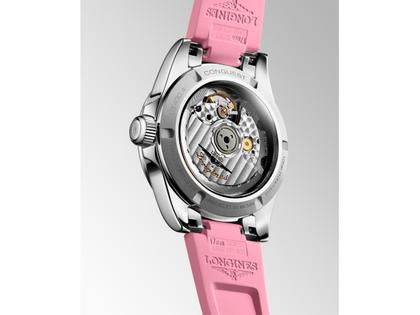 Longines Conquest Automatik Edelstahl 34mm rosafarbenes Zifferblatt rosafarbenes Kautschukband – Damenuhren Uhr mit Datum aus Edelstahl und Kautschuk. Das Gehäuse ist rund und silber. Das Kautschuk / Kunststoff / Silikon Armband ist rosa. Das Zifferblatt ist ein Index in rosa. – Ansicht 3