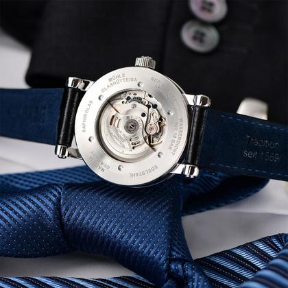 Mühle Glashütte Teutonia IV Kleine Sekunde Automatik Edelstahl 41mm schwarzes Zifferblatt schwarzes Lederband – Herrenuhren Uhr mit Datum aus Edelstahl. Das Gehäuse ist rund und silber. Das Lederarmband ist schwarz. Das Zifferblatt ist ein Index in schwarz. – Ansicht 4