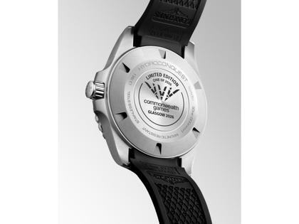 Longines HydroConquest 2026 Commonwealth Games Automatik Edelstahl 42mm türkises Zifferblatt schwarzes Kautschukband – Herrenuhren Uhr mit Datum aus Edelstahl, Kautschuk und Keramik. Das Gehäuse ist rund und silber. Das Kautschuk / Kunststoff / Silikon Armband ist schwarz. Das Zifferblatt ist ein Index in schwarz. – Ansicht 3