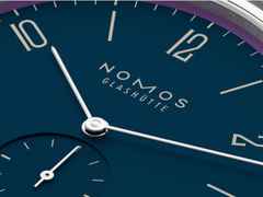 Nomos Glashütte Tangente 38 Datum "175 Years Watchmaking - Nachtgesang" Handaufzug Edelstahl blaues Zifferblatt graues Textilband Glasboden – Herrenuhren Uhr mit Datum aus Edelstahl. Das Gehäuse ist rund und silber. Das Textilarmband ist grau. Das Zifferblatt ist arabisch Index und blau. – Ansicht 5