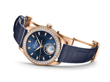 Glashütte Original Lady Serenade Luna Automatik Edelstahl 32,5mm blaues Zifferblatt blaues Lederband – Damenuhren Uhr ohne Datum aus 750 Rotgold, Edelstahl und Leder. Das Gehäuse ist rund und silber. Das Lederarmband Kroko / Alligator ist blau. Das Zifferblatt ist ein Index in blau. – Ansicht 2