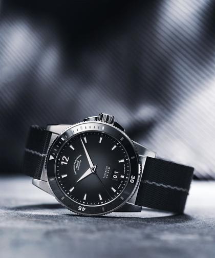 Mühle Glashütte Sportivo  Großdatum Automatik Edelstahl 42,5mm schwarzes Zifferblatt schwarz-graues Textilband – Herrenuhren Uhr mit Datum aus Edelstahl, Keramik und Leder. Das Gehäuse ist rund und silber. Das Textilarmband ist schwarz. Das Zifferblatt ist arabisch Index und schwarz. – Ansicht 2